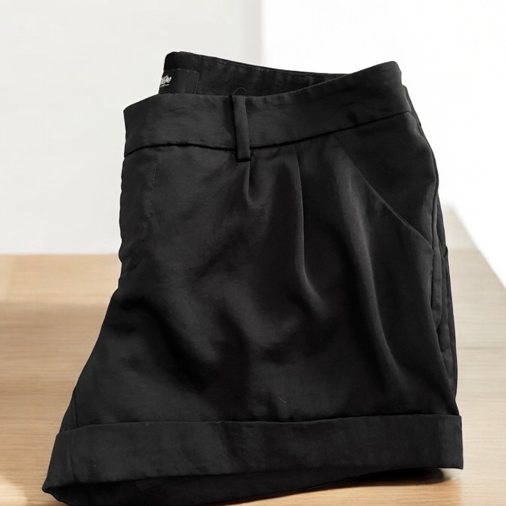 ⭐️ Black shorts. Mosimo.  size 6. 100% polyester. 18.5” hip.